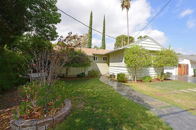 Building Photo - 5519 Royer Ave