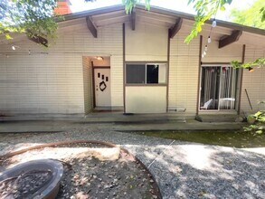 Building Photo - 627 Arthur St