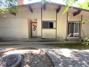 Building Photo - 627 Arthur St