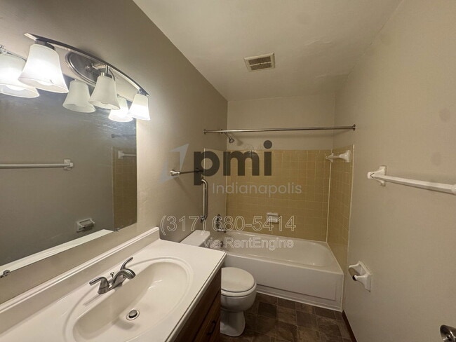 Building Photo - 90 Stornoway Dr W