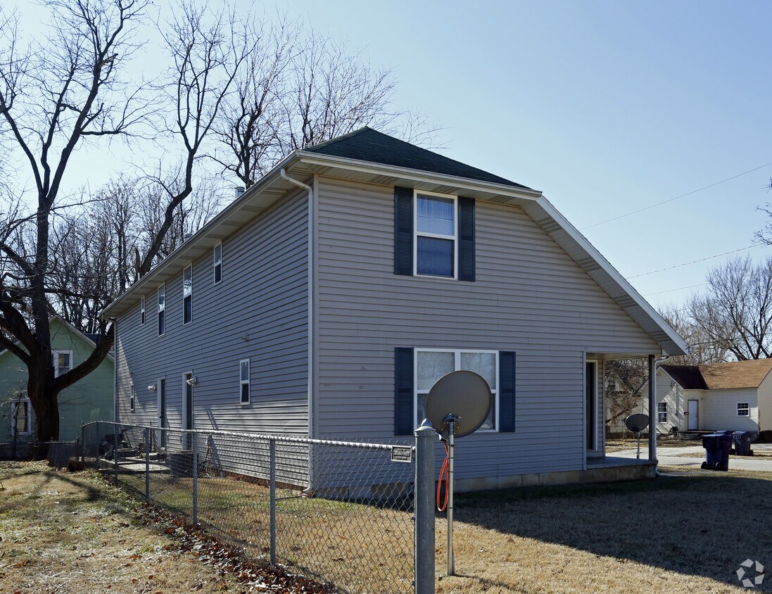 Building Photo - 1528 N Lyon Ave