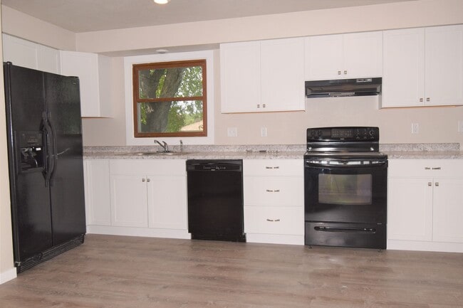 Building Photo - Charming Home with Garage and Yard! PETS WELCOME
