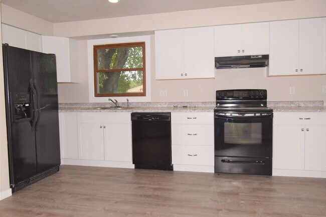 Foto del edificio - Charming Home with Garage and Yard! PETS WELCOME