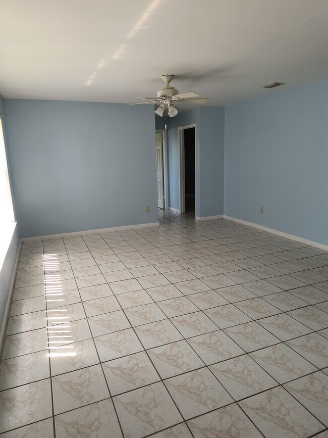 LIVING ROOM - 5207 Myrtle Dr