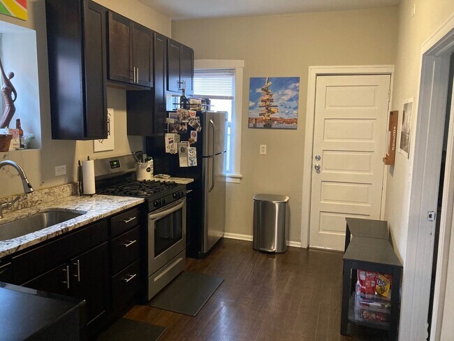 Kitchen - 1820 W Race Ave