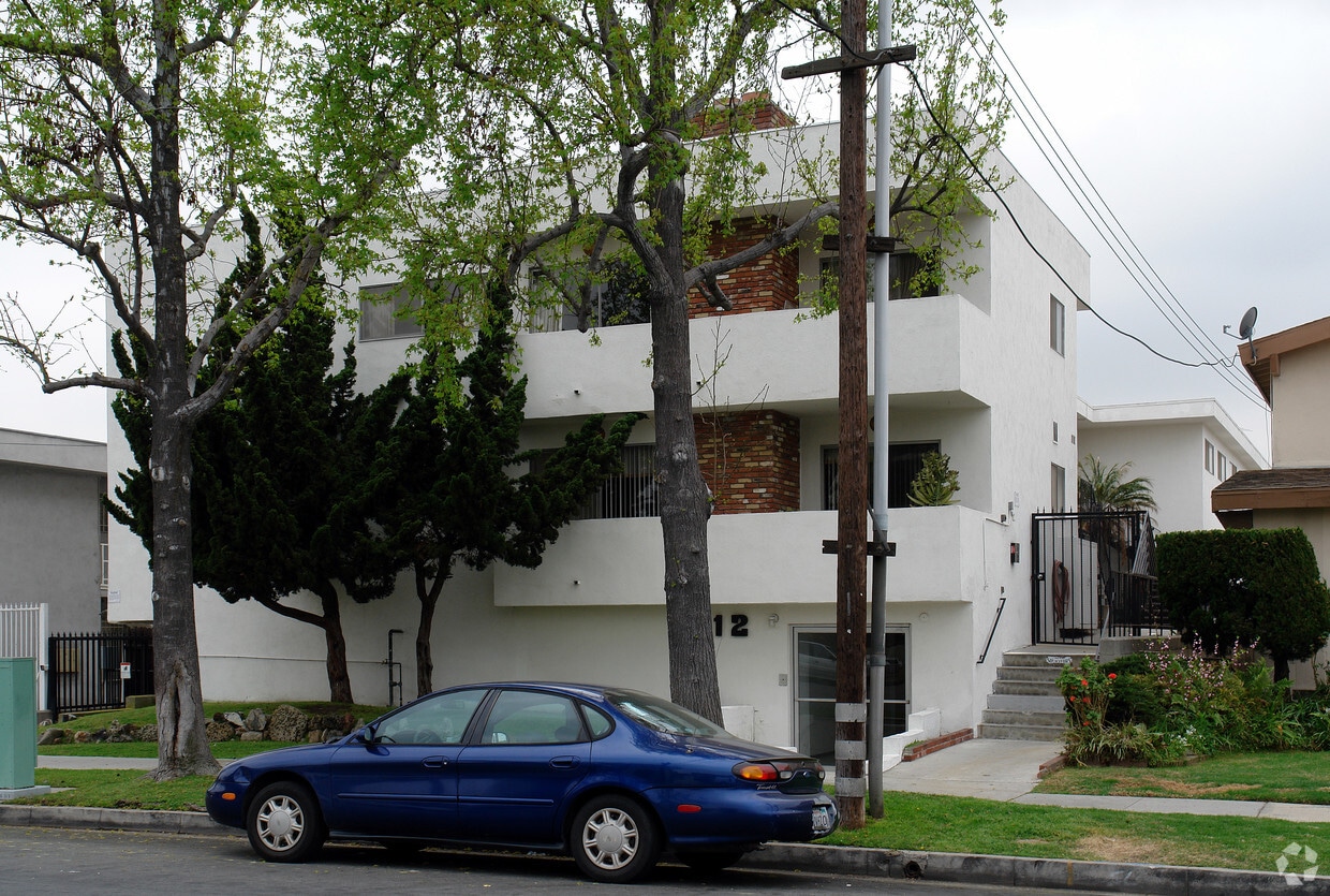 Building Photo - Dou Brea