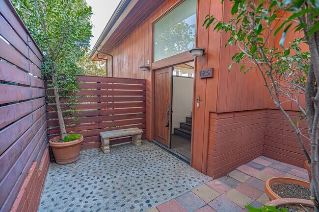 Foto del edificio - CALL TO BOOK!! Historic & Remodeled 2-Bedr...