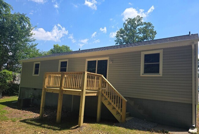 Foto del edificio - NEWLY REMODELED 3 BEDROOM IN PRINCE GEORGE