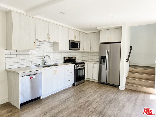 Foto del edificio - 3524 Bronson Ave