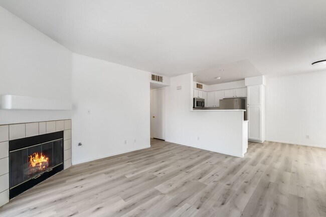 Building Photo - Upgraded Condo with Pool Views!