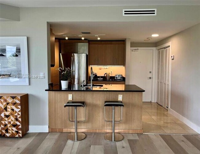 Foto del edificio - 10275 Collins Ave