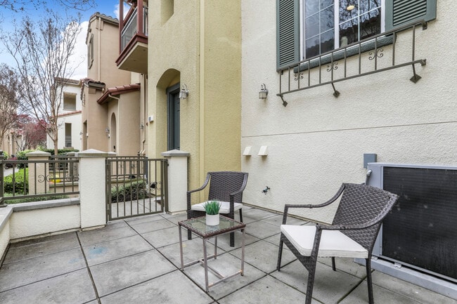 Building Photo - 690 Claridad Loop