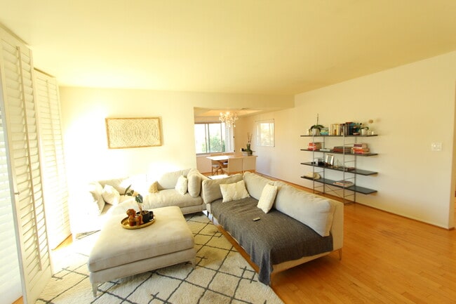 Building Photo - 439 N Doheny Dr