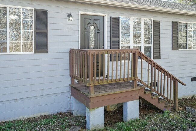 Foto del edificio - Three Bedroom Home!