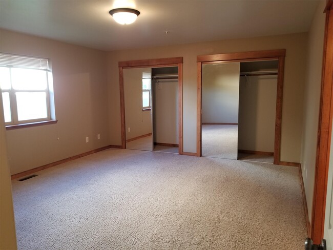 Building Photo - 202 Dogwood Dr