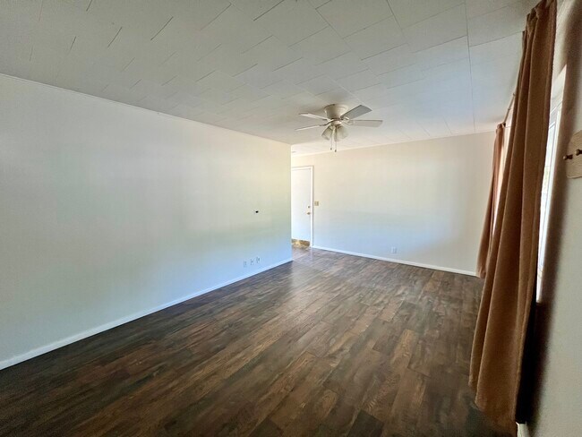 Sala de estar - 607 Zachary St