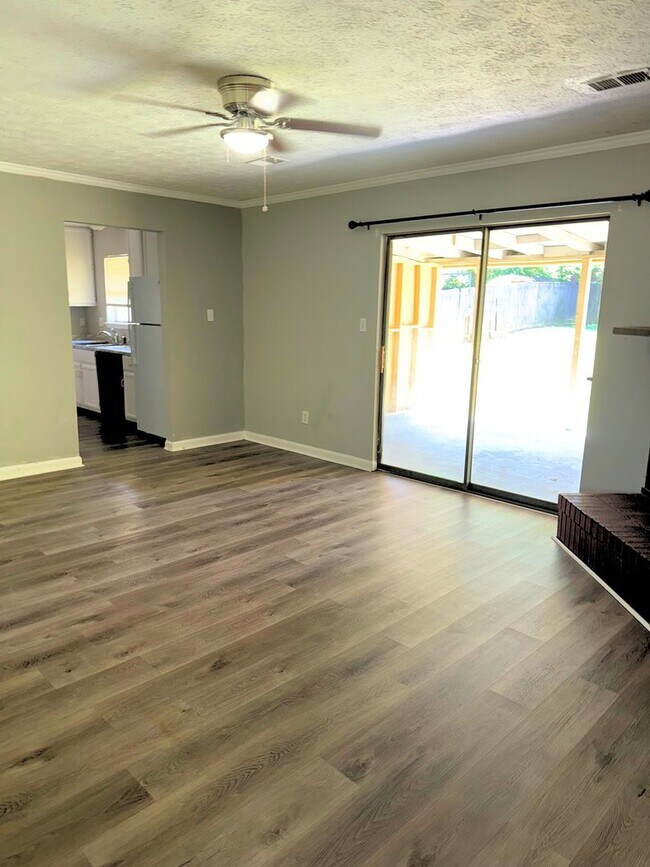 Building Photo - AVAILABLE NOW!!!