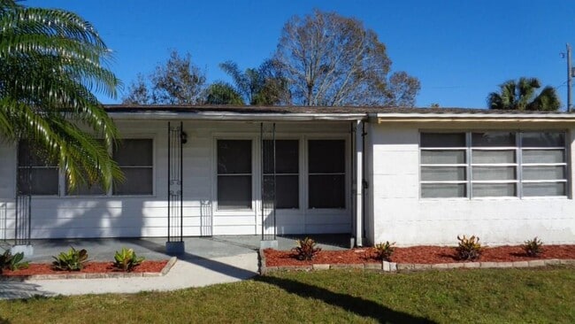 Building Photo - 1550 5th Ct