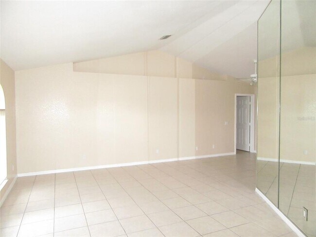 Foto del edificio - 22182 Peachland Blvd