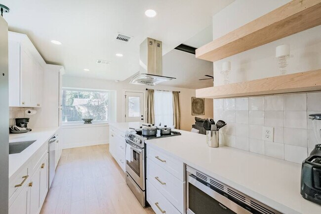 Foto del edificio - 6230 Rena St