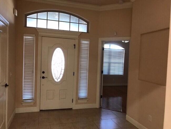 Building Photo - Beautiful Home