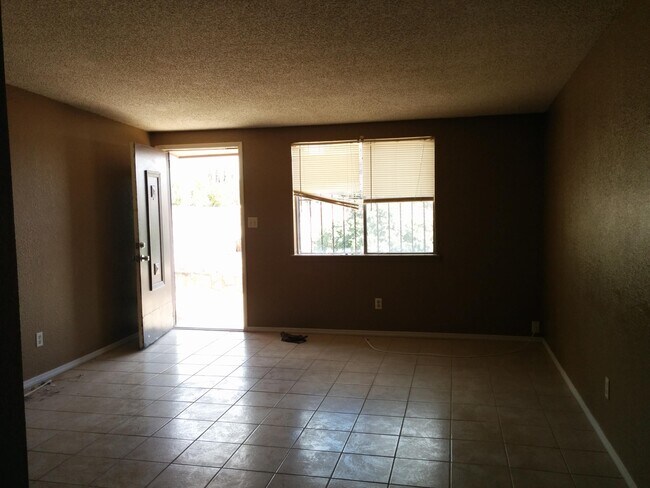 Foto del edificio - 1626 Rick Rhodes Dr