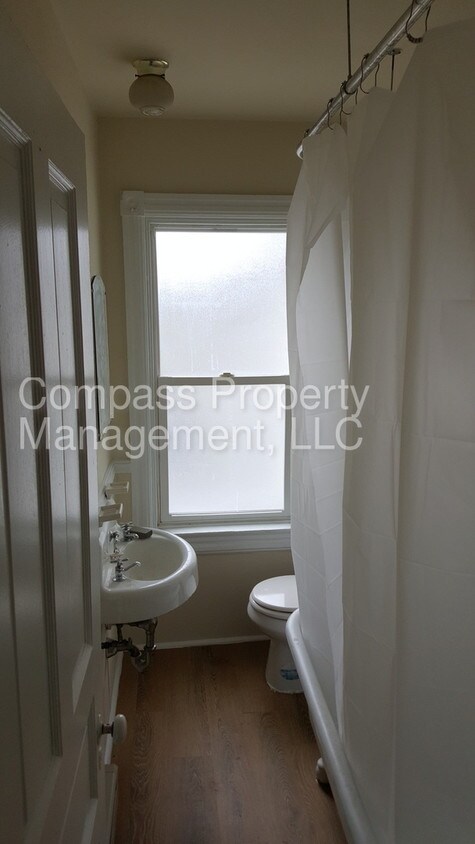 Building Photo - $595 - Efficiency Apartment - Coatesville