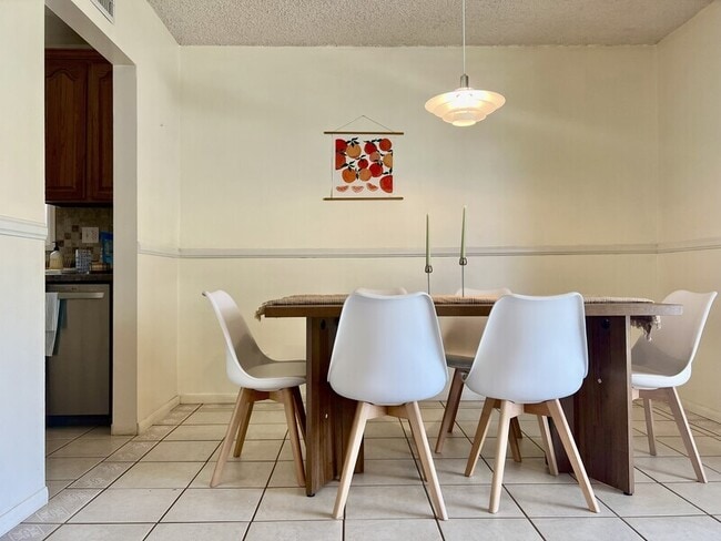 Building Photo - 116 E Campus View Dr