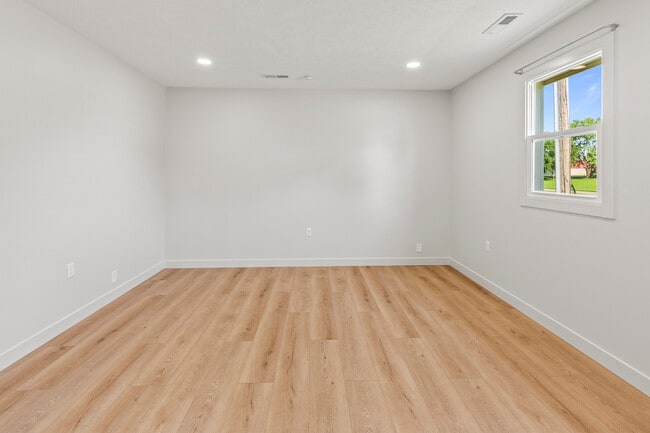 Living Area - 425 W Lincoln St