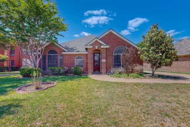 Building Photo - Available mid-June! 3-bedroom 2.5 bath Gra...