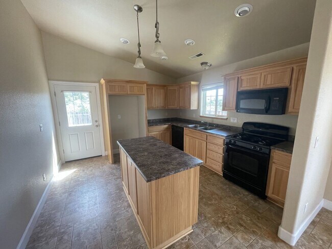 Building Photo - Modern 3 bed, 2 bath Home