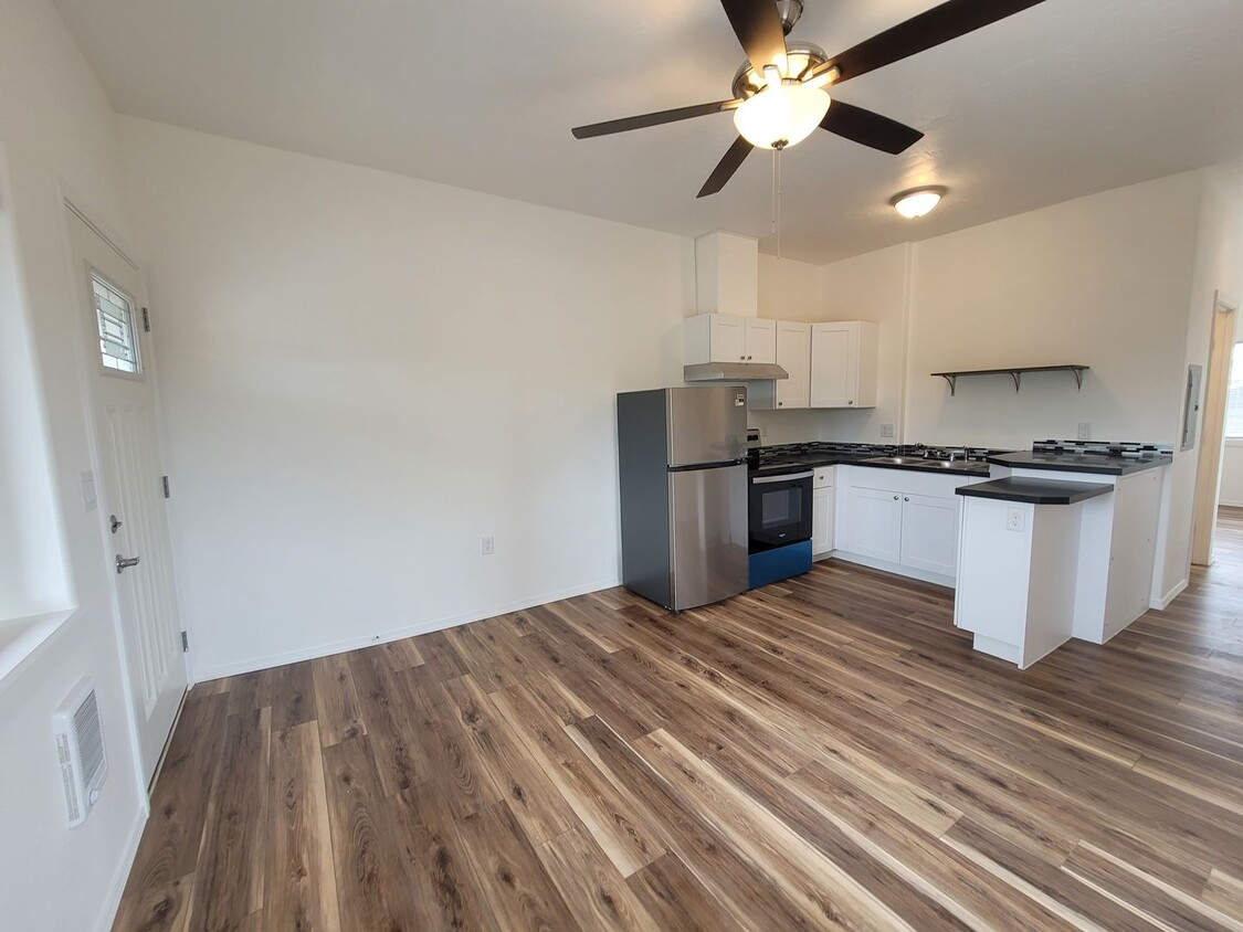 Foto principal - Charming 1 Bedroom 1 Bath W/Garage Parking