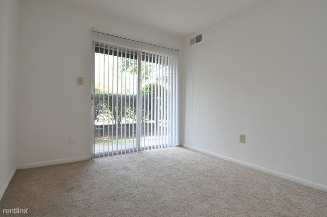 Building Photo - 900 Barberton Ct