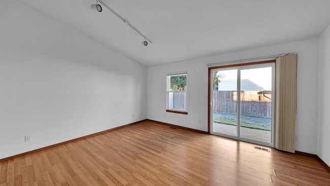 Building Photo - 3 Bed 2 Bath - One Story - Pet Friendly - Groups - NAS Whidbey