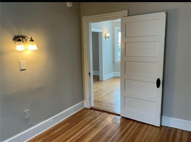 Foto del edificio - 12 Caswell Ave