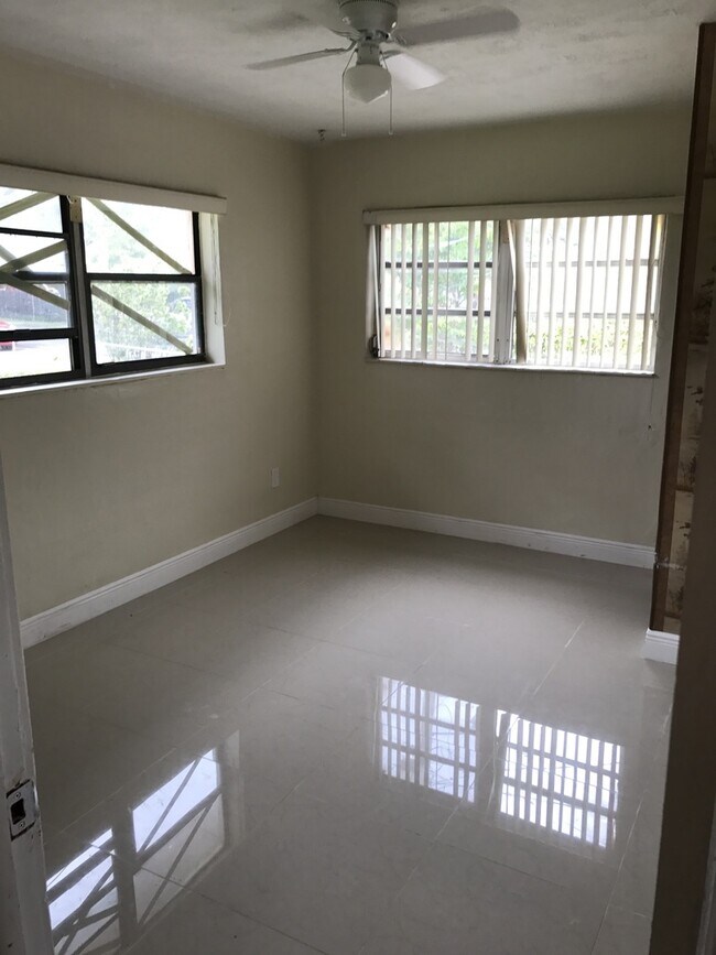 Building Photo - Nice 5-2 house in Dania