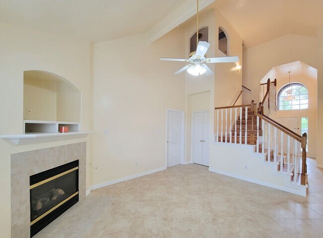 Building Photo - NICE CLEAN HOME. FORMAL LIVING DINING , DEN, BIG KITCHEN WITH BRAKFAST ROOM. TILE FLOOR IN KITCHE...