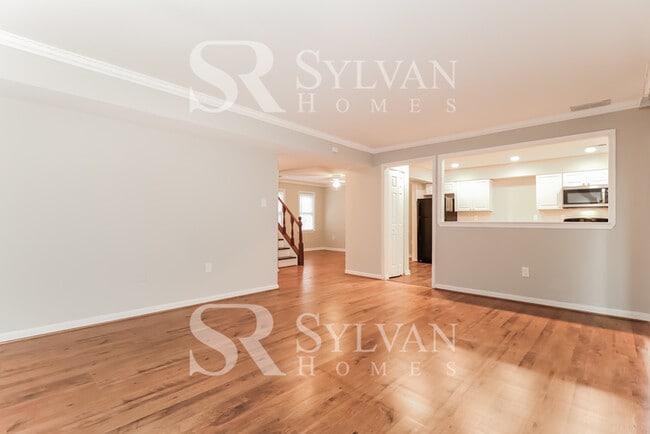 Building Photo - Welcome home to this 4 bedroom, 2.5 bathro...