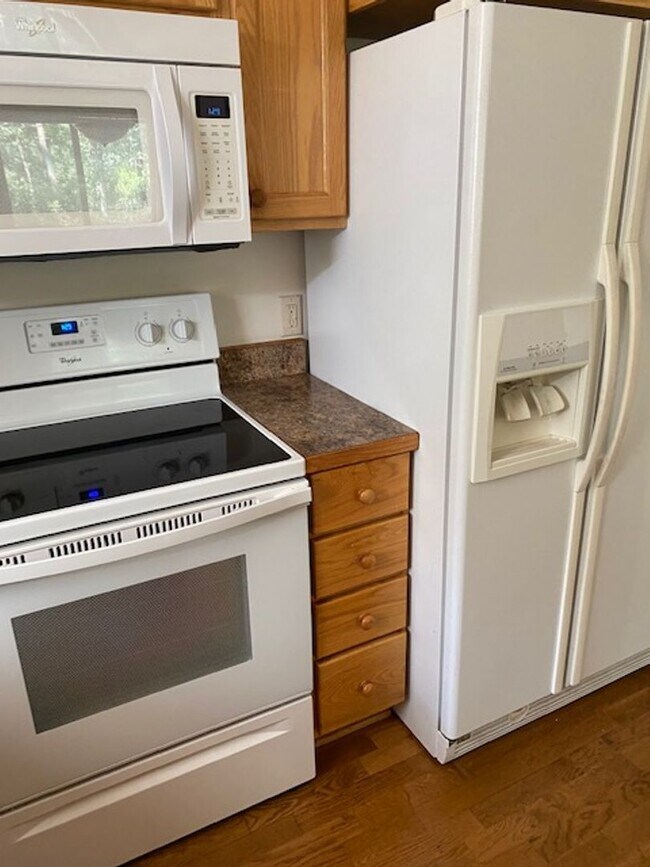 Building Photo - 3 Bedrooms, 3 Bathrooms Single Family Home...