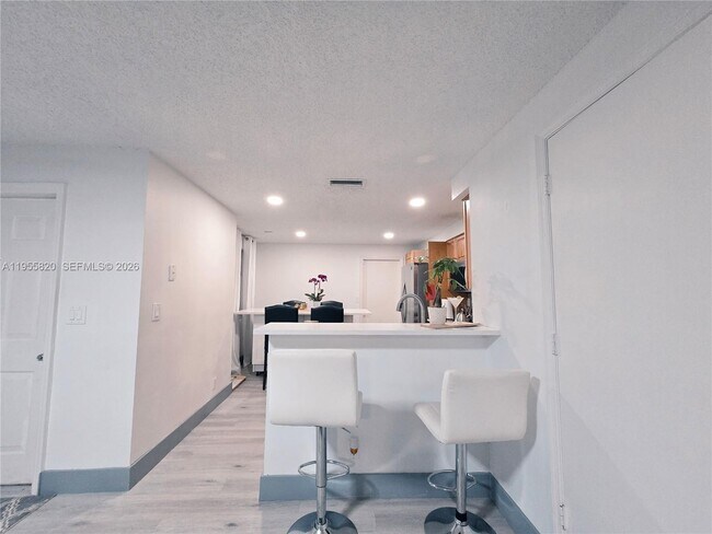 Building Photo - 1303 Presidio Dr