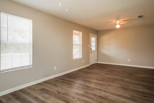 Foto del edificio - 6619 Wayne Johnson Ave
