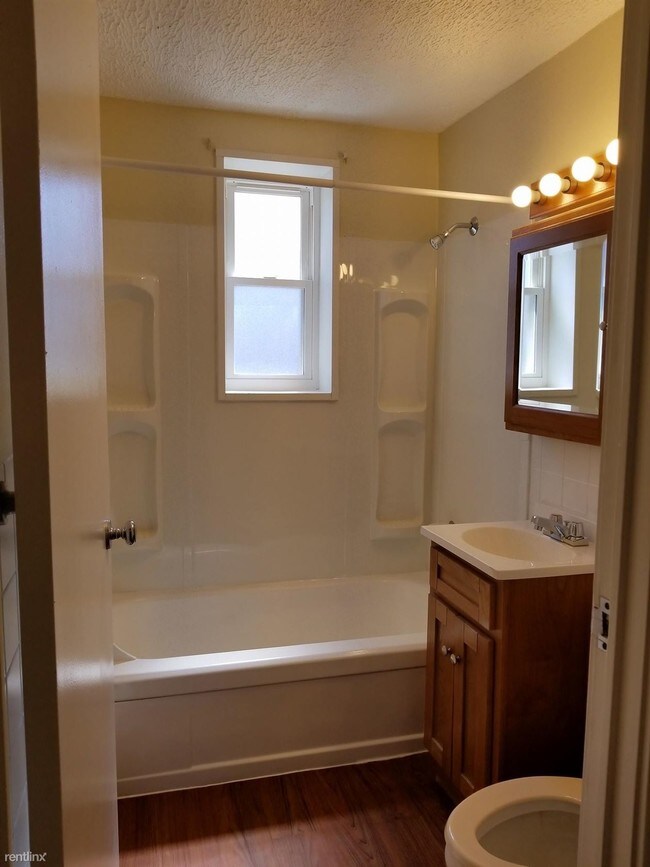 Building Photo - 3 br, 1 bath Apartment - 955 Grafton Rd Apt 3