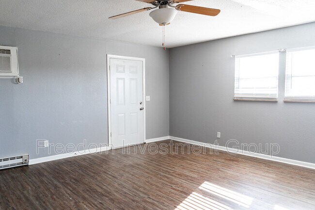 Building Photo - 515 Whitecrest Dr
