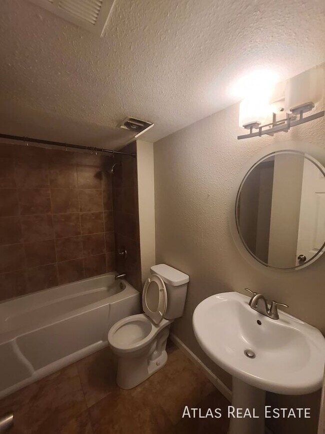 Building Photo - 3 Bedroom/2 Bath with Granite Counters Com...