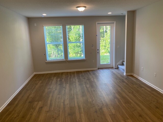 Amplio salón en la planta principal con vistas protegidas de la privacidad. - 11250 Minnetta Ct