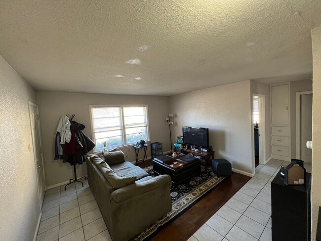 Building Photo - 2 Bedroom Home located across from KSU Campus