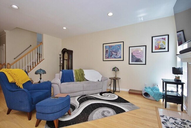 Building Photo - 836 Huntington Dr