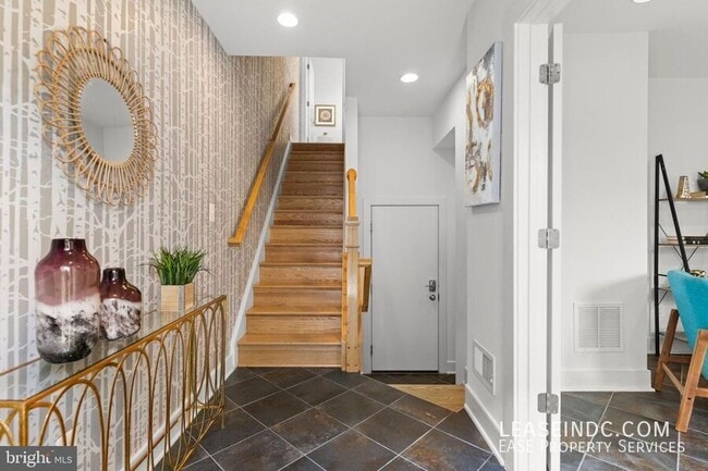 Building Photo - 3051 Chancellor's Way NE