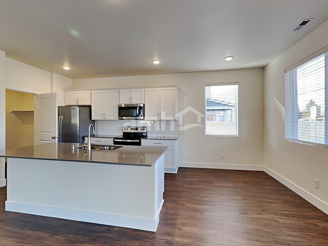 Foto del edificio - 740 Dudley St