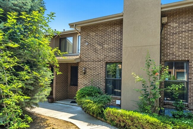 Foto del edificio - 8736 Oak Park Cir